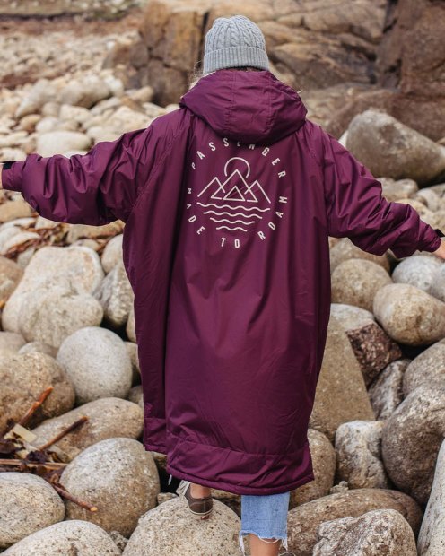 Exklusiver Eskapismus Für Passagiere, Recycelter, Mit Sherpa Gefütterter Umkleidemantel Wein