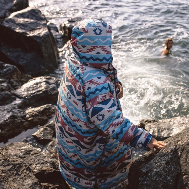 Exklusiver Umkleidemantel Aus Recyceltem Sherpa-Futter Für Passagiere Mit Multi-Geo-Streifen In Koralle