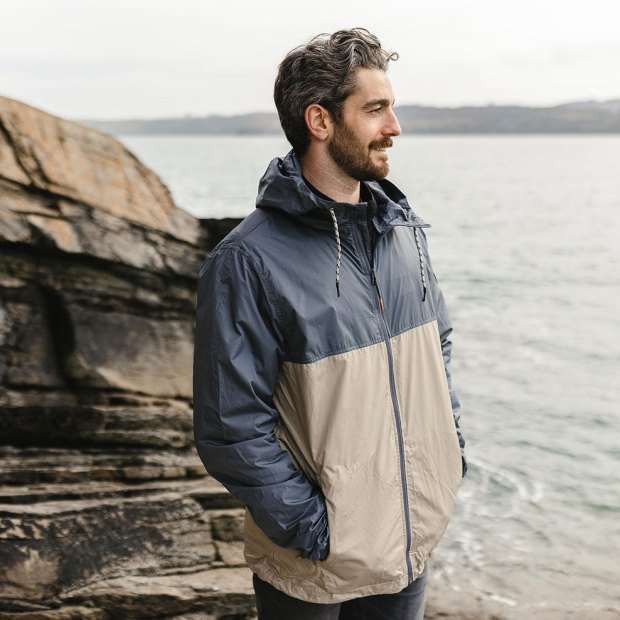 Exklusiver Umnak Recycelter Anorak Für Passagiere In Turbulenzgrau