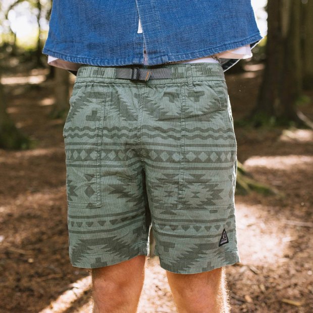 Beifahrer Exklusive Topanga Shorts Aus Recyceltem Cord In Dark Ivy Adrift